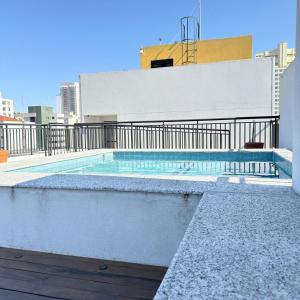 basen na dachu budynku w obiekcie 103NV Studio Liberdade SP 300 m Estação Liberdade acomoda ate 03 pessoas w São Paulo