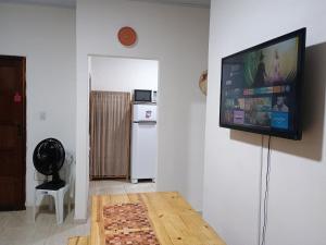 Μια τηλεόραση ή/και κέντρο ψυχαγωγίας στο Casa aconchegante próximo da orla pôr do sol