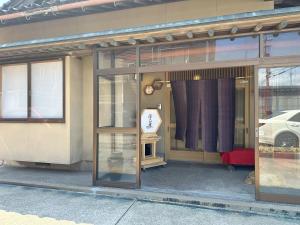 Foto da galeria de 日本庭園と文化体験の宿深見屋 一棟貸し送迎付き6名様まで追加宿泊料金なし em Hakusan
