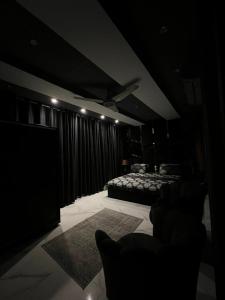 Postel nebo postele na pokoji v ubytování 1 Bed room apartment in Lahore
