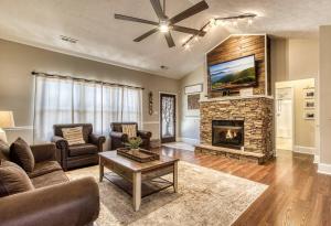 Гостиная зона в Saddleback Retreat Cozy 4br W Screened Porch