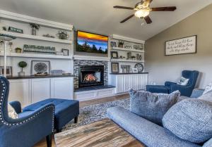 een woonkamer met een bank en een open haard bij Absolutely Gorgeous, Modern Retreat W Hot Tub in Sevierville