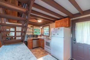 Kuchyň nebo kuchyňský kout v ubytování Ridgeview Cabin Views Hot Tub Fireplace BBQ Pets + 13 fotografií