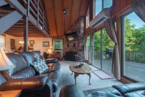 Posezení v ubytování Ridgeview Cabin Views Hot Tub Fireplace BBQ Pets