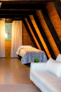 Postel nebo postele na pokoji v ubytování Cipó Chalés + 38 fotografií
