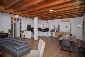 Η κουζίνα ή μικρή κουζίνα στο Anax Villa