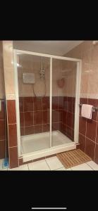 una ducha con puerta de cristal en un baño en Dollys Lakeview Getaway, en Dungloe 17 fotos más