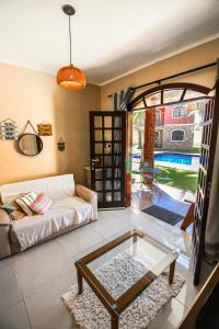 a living room with a couch and a table at Apartamento Charmoso com Piscina Ampla e Natureza in Aracati