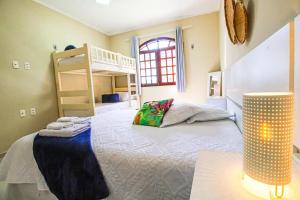 a bedroom with a bed and a bunk bed at Apartamento Charmoso com Piscina Ampla e Natureza in Aracati +29 photos