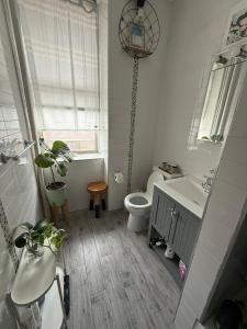 a bathroom with a toilet and a sink and a tub at Central Park north spacious residence in New York