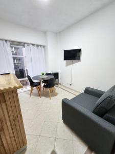 un soggiorno con un divano e un tavolo di Dpto zona Güemes 2 amb con balcón a Mar del Plata
