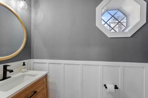 フィラデルフィアにあるWelcome to The Lux Collective a Spacious 5-Bedroom House close to Stadiums, Universities, Center City & more!の洗面台と鏡のあるバスルーム +12枚の写真