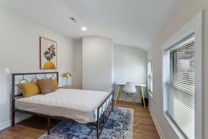 フィラデルフィアにあるWelcome to The Lux Collective a Spacious 5-Bedroom House close to Stadiums, Universities, Center City & more!のベッドと窓のある寝室