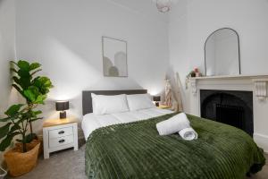 Postel nebo postele na pokoji v ubytování Cremorne Cottage - MCG, Bars & Richmond Hub
