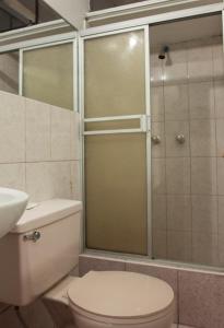 Un baño de Hostal Las Fresas Lima Airport
