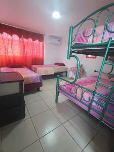 Postel nebo postele na pokoji v ubytování La casa de las Flores