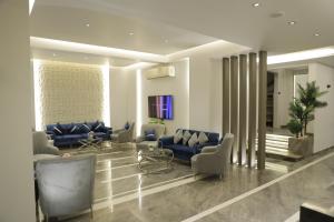 een woonkamer met blauwe banken en een tafel bij Pyramids Oasis Hotel in Caïro