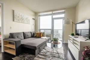 Posezení v ubytování 1 Bedroom Apartment with Balcony and Skyline View in North York
