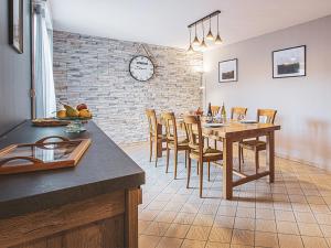 Gambar di galeri bagi Charmante Maison Familiale au Cœur des Vignobles avec Terrasse, Proche des Châteaux et ZooParc de Beauval - FR-1-491-341 di Sambin
