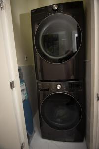 a washing machine and a microwave in a room at Sierra Vista - Liguanea Kingston 6 -Near US Embassy in Kingston