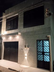 un muro con due finestre e una porta di Aconchego a Maceió Altre 11 foto