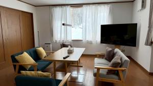 TV a/nebo společenská místnost v ubytování Kurumi House