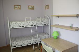 a room with two bunk beds and a table at Casa Jacqueline Pescoluse in Marina di Pescoluse