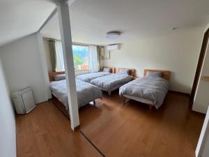 Postel nebo postele na pokoji v ubytování Kurumi House
