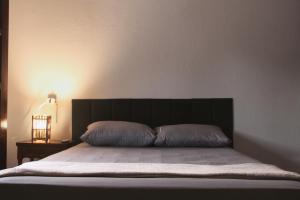 ein Schlafzimmer mit einem Bett und zwei Kissen darauf in der Unterkunft Rudá Hostel in Itacaré + 9 Fotos