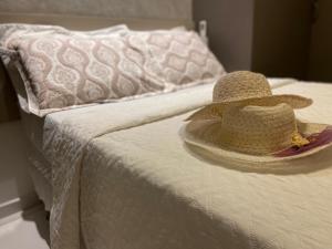 Rúm í herbergi á QUARTO/SALA COM VISTA P/ O MAR DE PAJUÇARA