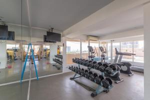 een sportschool met loopbanden en apparaten in een kamer bij Atlatis condo 2 bedroom in Jomtien Beach