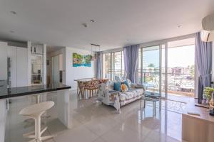 een keuken en woonkamer met een bank en een tafel bij Atlatis condo 2 bedroom in Jomtien Beach