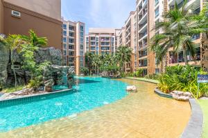 een zwembad in het midden van een resort bij Atlatis condo 2 bedroom in Jomtien Beach