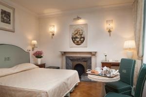 ein Hotelzimmer mit einem Bett und einem Kamin in der Unterkunft Hotel Executive in Florenz