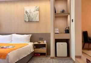 Yinxitang Aesthetic Life Courtyard Hotel Kuanzhai Alley People's Park Subway Station Branch房間的床