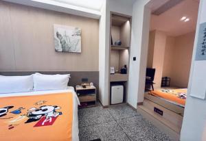 Yinxitang Aesthetic Life Courtyard Hotel Kuanzhai Alley People's Park Subway Station Branch房間的床