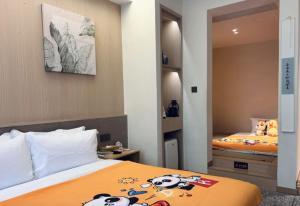 Yinxitang Aesthetic Life Courtyard Hotel Kuanzhai Alley People's Park Subway Station Branch房間的床