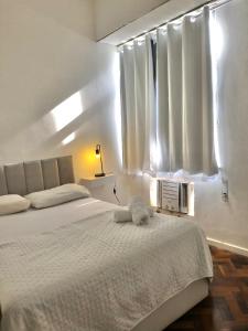 Una cama o camas en una habitación de Centro do Rio - Belo apartamento 28 fotos más