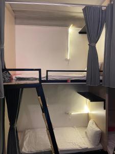 Heritage Corner Hostel客房内的一张或多张双层床