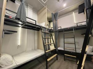 Heritage Corner Hostel客房内的一张或多张双层床