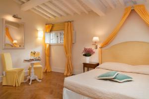 Un dormitorio con dos camas y una ventana. en Hotel Executive, en Florencia