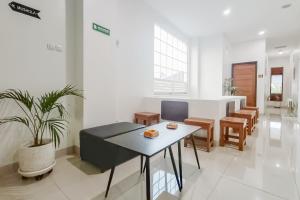 Coin salon dans l'établissement RedDoorz at Tebee Homestay near Tugu Kartasura