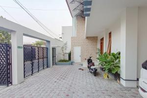 Photo de la galerie de l'établissement RedDoorz at Tebee Homestay near Tugu Kartasura, à Kartosuro