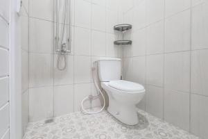 Salle de bains dans l'établissement RedDoorz at Tebee Homestay near Tugu Kartasura 21 autres photos