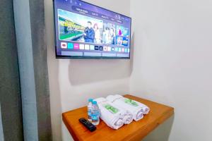 Télévision ou salle de divertissement dans l'établissement RedDoorz at Tebee Homestay near Tugu Kartasura