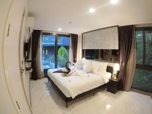 Cama o camas de una habitación en B407-High Floor Pool View 1 Br At Ao Nang Beach