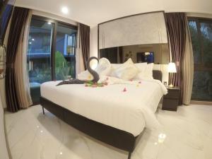 Cama o camas de una habitación en B407-High Floor Pool View 1 Br At Ao Nang Beach