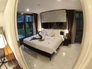 Cama o camas de una habitación en B407-High Floor Pool View 1 Br At Ao Nang Beach