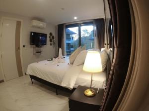 Cama o camas de una habitación en B407-High Floor Pool View 1 Br At Ao Nang Beach