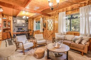 Ruang duduk di The Knotty Pine